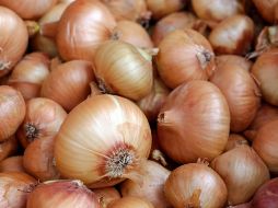 Incluir cebolla cruda en nuestra dieta puede influir positivamente en diversos aspectos de nuestro bienestar. Unsplash.