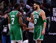 Jaylen Brown (izq.) y Jayson Tatum quieren sacarse la espina de de haber perdido las finales de 2022. AP/D. Dermer