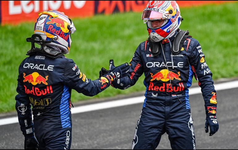 Max Verstappen y Checo Pérez intentarán que las aguas vuelvan a su cauce para la dominante escudería austriaca en el Gran Premio de Canadá 2024. AFP / ARCHIVO