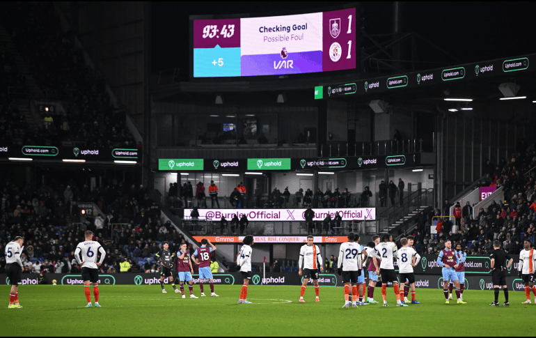 Según datos de la Premier League, la eliminación del VAR provocaría más de 100 errores por temporada. AFP / ARCHIVO