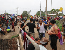 Migrantes permanecen varados en espera de resolver su situación migratoria. EFE/Juan Manuel Blanco