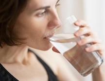 No hay evidencia científica que sugiera que beber agua después de un susto sea perjudicial. De hecho, la hidratación puede ser beneficiosa para ayudar a calmar el cuerpo y la mente después de una situación estresante. UNSPLASH/engin akyurt