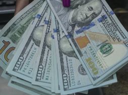 El viernes pasado el tipo de cambio superó la barrera de los 18.40 pesos por dólar su peor nivel desde marzo del 2023. AFP / ARCHIVO