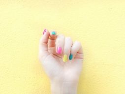 Conoce los tonos y colores que harán que tus uñas se vean en tendencia este verano. UNSPLASH/ Analia Baggiano