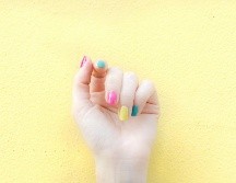Conoce los tonos y colores que harán que tus uñas se vean en tendencia este verano. UNSPLASH/ Analia Baggiano