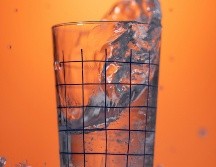 El agua con gas o mineralizada es una excelente opción para sustituir los refrescos y bebidas endulzadas. UNSPLASH/ Camila Quintero Franco