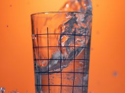 El agua con gas o mineralizada es una excelente opción para sustituir los refrescos y bebidas endulzadas. UNSPLASH/ Camila Quintero Franco