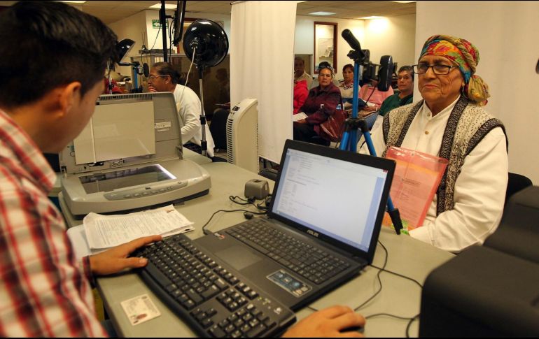 La tarjeta del INAPAM se entrega el mismo día en que es tramitada. EL INFORMADOR/Archivo