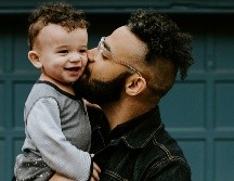 En la actualidad se trabaja sobre el papel de la paternidad en la construcción de identidades masculinas positivas y no restrictivas. UNSPLASH/Kelly Sikkema
