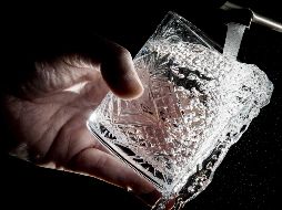 Los alimentos que consumimos son muy importantes para mantener un estado de salud óptimo, pero también la cantida de agua que bebemos. EFE / ARCHIVO