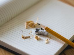 Anotar tus pensamientos y emociones te permite obtener una perspectiva más objetiva de lo que te está sucediendo. ESPECIAL / Foto de Angelina Litvin en Unsplash