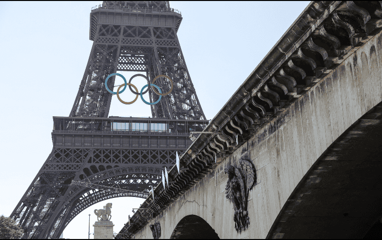 A 50 días de que arranquen los Juegos Olímpicos, los anillos estarán desde hoy viernes 7 de junio sobre el gran símbolo de la capital de Francia. EFE / T. Suárez