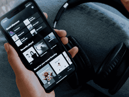 Spotify destaca como una de las plataformas más preferidas tanto por el público como por los artistas en México. PEXELS/cottonbro studio