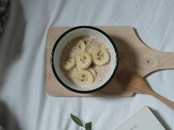 Incorporar al plátano en la dieta es muy fácil, ya que se trata de una fruta muy versátil que puede incluirse en diferentes preparaciones y en distintos horarios. ESPECIAL / Foto de Lex Sirikiat en Unsplash