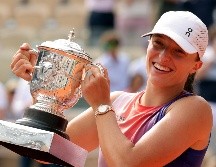 A sus 23 años, Iga Swiatek se convierte en la jugadora más joven en ganar cuatro torneos de Roland Garros y la sexta más joven en conseguir su quinto Grand Slam. EFE / T. Suárez