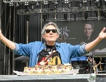 El intérprete de “Santa Lucía” festejó con familiares y amigos, entre los que se cuentan Ana Belén, Joan Manuel Serrat y Víctor Manuel. EFE/ Miguel Ángel Molina