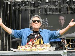 El intérprete de “Santa Lucía” festejó con familiares y amigos, entre los que se cuentan Ana Belén, Joan Manuel Serrat y Víctor Manuel. EFE/ Miguel Ángel Molina