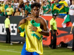 Endrick celebró el gol de la victoria quitándose la camiseta. EFE/A. Davis