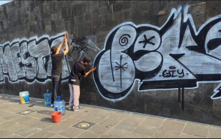 Cuando los elementos realizaban un patrullaje en la zona vieron a dos sujetos realizando un grafiti en la base del monumento. ESPECIAL