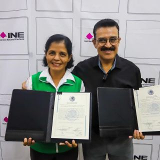 Carlos Lomelí recibe constancia del INE que lo acredita como Senador por Jalisco