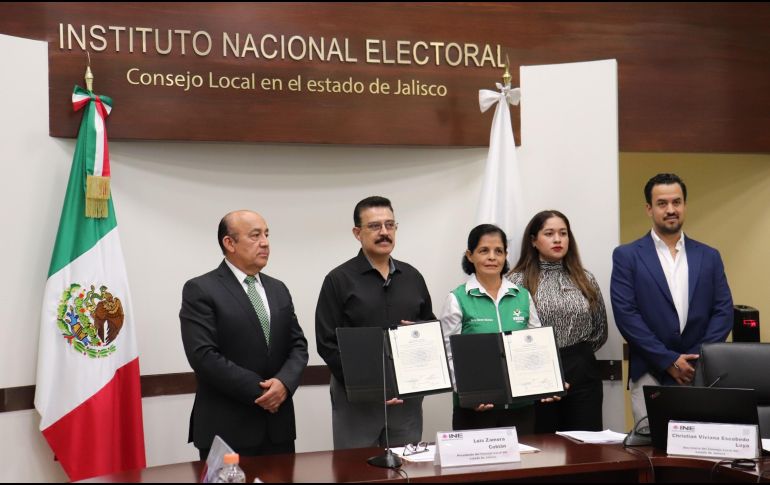 Se hizo entrega de las constancias al Senado por el Principio de Mayoría Relativa a la Coalición Sigamos Haciendo Historia, por el Senado de la República a Carlos Lomelí Bolaños y Rocío Corona Nakamura. ESPECIAL