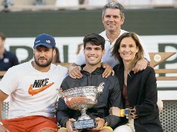 “Carlitos” celebró su primer título de Roland Garros acompañado de su madre Virginia, su padre Carlos y su hermano Álvaro. AP