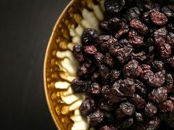 Con numerosos beneficios para la salud, desde la mejora de la digestión hasta la prevención de enfermedades, estas pequeñas frutas deshidratadas merecen un lugar en nuestra dieta diaria. UNSPLASH/Andreas Haslinger