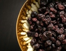 Con numerosos beneficios para la salud, desde la mejora de la digestión hasta la prevención de enfermedades, estas pequeñas frutas deshidratadas merecen un lugar en nuestra dieta diaria. UNSPLASH/Andreas Haslinger