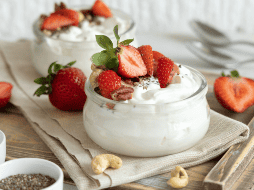 Es importante elegir variedades de yogur que sean bajas en azúcares añadidos y grasas saturadas para maximizar sus beneficios nutricionales. CANVA