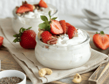 Es importante elegir variedades de yogur que sean bajas en azúcares añadidos y grasas saturadas para maximizar sus beneficios nutricionales. CANVA