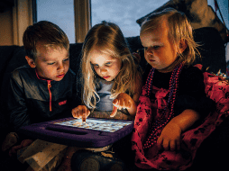 Mientras que el uso de pantallas antes de dormir ha sido ampliamente debatido, nuevas investigaciones indican que su impacto puede ser menos severo de lo que se pensaba. 
 CANVA