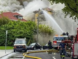 Los bomberos rescataron a varias personas, algunas de ellas de sus balcones. MIAMI HERALD /AP / C. JUSTE