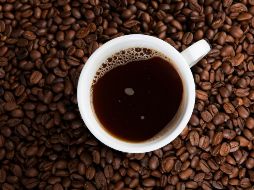 Beber café es una práctica sana cuando se realiza según las recomendaciones de los especialistas. ESPECIAL / Foto de Raimond Klavins en Unsplash