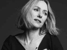 El vestido que usó Naomi Watts lucía muy clásico, sin mangas y escote profundo en V, el cual enmarcaba su cintura gracias a un cinturón que agregó. INSTAGRAM/ naomiwatts