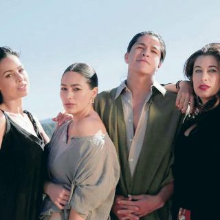 Cristo Fernández camina de la mano con “Corina” y tres hermanas