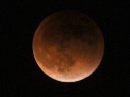 En el ámbito científico, este fenómeno proporciona a los astrónomos la oportunidad de estudiar la luna en detalle y aprender más sobre su superficie y su comportamiento. NTX / ARCHIVO