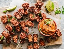 El tempeh es un alimento fermentado originario de Indonesia que se ha consumido en Asia durante siglos y recientemente ha ganado adeptos en todo el mundo. UNSPLASH/ Ella Olsson