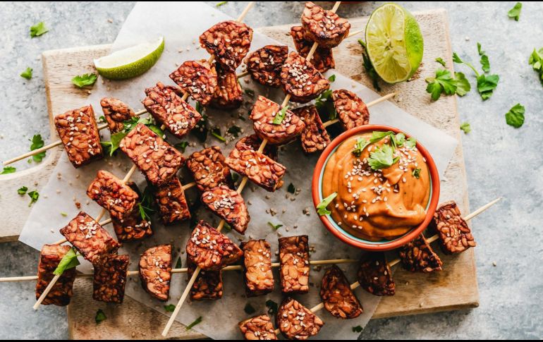 El tempeh es un alimento fermentado originario de Indonesia que se ha consumido en Asia durante siglos y recientemente ha ganado adeptos en todo el mundo. UNSPLASH/ Ella Olsson