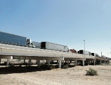 Filas de camiones en el Puente Internacional Zaragoza, ayer en Ciudad Juárez. EFE