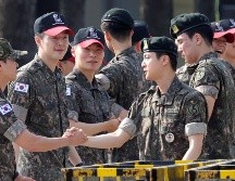 Jin de BTS se despide del cuartel en el que presentó su servicio militar obligatorio. EFE / EPA / YONHAP