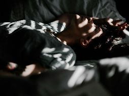Practicar la respiración profunda, mantener un entorno adecuado para dormir y evitar factores que puedan interrumpir tu descanso son pasos clave para volver a dormir si te despiertas durante la noche. UNSPLASH/Annie Spratt