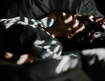 Practicar la respiración profunda, mantener un entorno adecuado para dormir y evitar factores que puedan interrumpir tu descanso son pasos clave para volver a dormir si te despiertas durante la noche. UNSPLASH/Annie Spratt