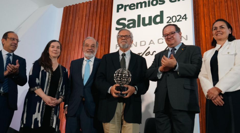 El Premio Trayectoria en Investigación 2024 fue otorgado al Dr. Moisés Selman Lama. ESPECIAL/Foto de @Claudiashein en X