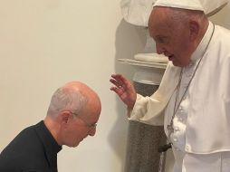 James Martin y el papa Francisco durante su reunión en Casa Santa Marta, el Vaticano. ESPECIAL/Foto de @JamesMartinSJ en X