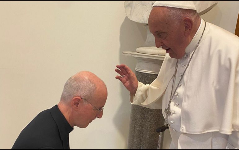 James Martin y el papa Francisco durante su reunión en Casa Santa Marta, el Vaticano. ESPECIAL/Foto de @JamesMartinSJ en X