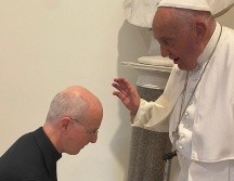James Martin y el papa Francisco durante su reunión en Casa Santa Marta, el Vaticano. ESPECIAL/Foto de @JamesMartinSJ en X