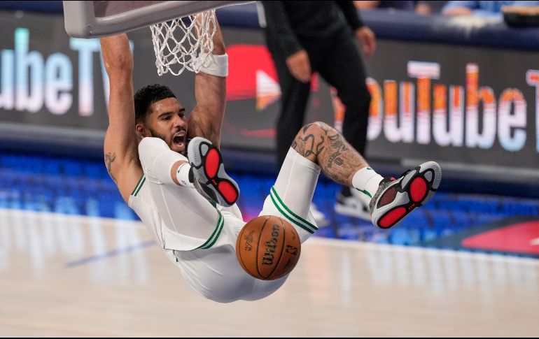 Jayson Tatum anotó 31 puntos, Jaylen Brown agregó 30 y los Celtics de Boston soportaron apenas un intento furioso de remontada de los Mavericks. AP/ S. Hodde.