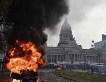 Se produjeron violentos enfrentamientos entre las fuerzas de seguridad y manifestantes, a quienes la oficina del presidente Milei tildó de 