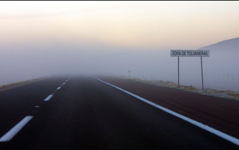Estos fenómenos tienen efectos en las calles y carreteras por las que transitan los vehículos al afectar la visión de quienes conducen, pero no solo eso. EL INFORMADOR / ARCHIVO