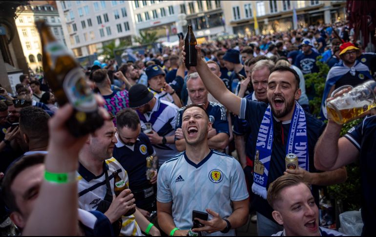 Para los amantes del futbol, este verano se sentirá como si fuese navidad. EFE/ M. DIVISEK.